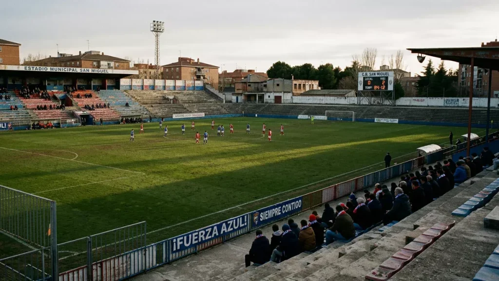 Leeg Spaans voetbalstadion van een degradatiekandidaat met een scorebord op de achtergrond